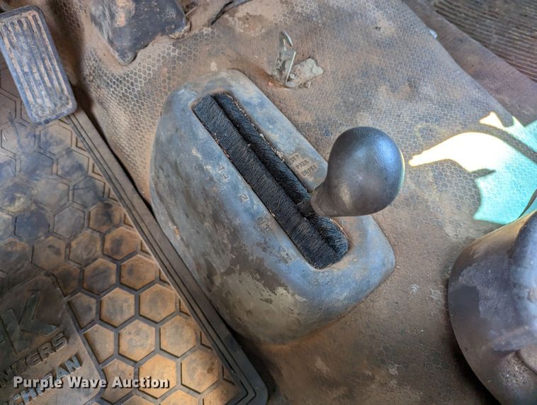 image for item LM9803 2001 GMC Sierra 3500 SL  Ext. Cab flatbed pickup truck