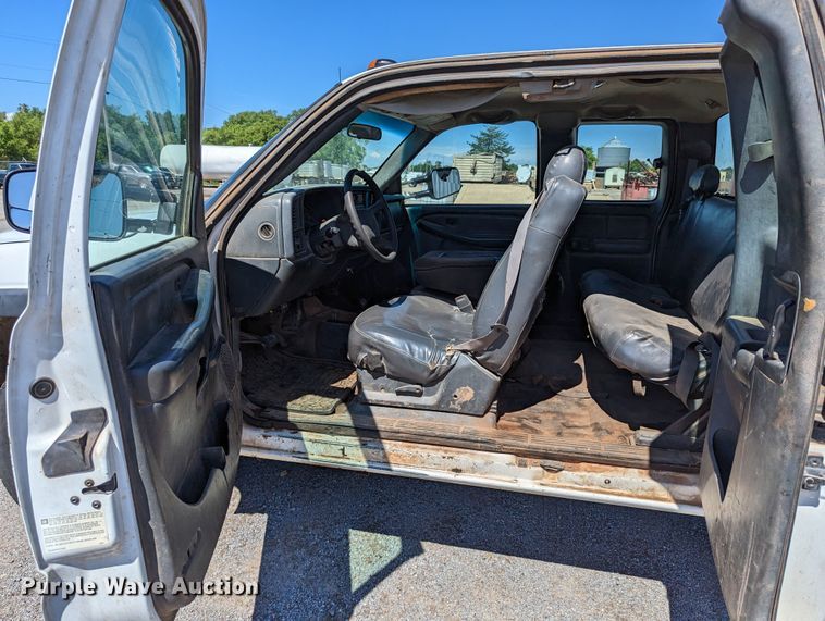 image for item LM9803 2001 GMC Sierra 3500 SL  Ext. Cab flatbed pickup truck