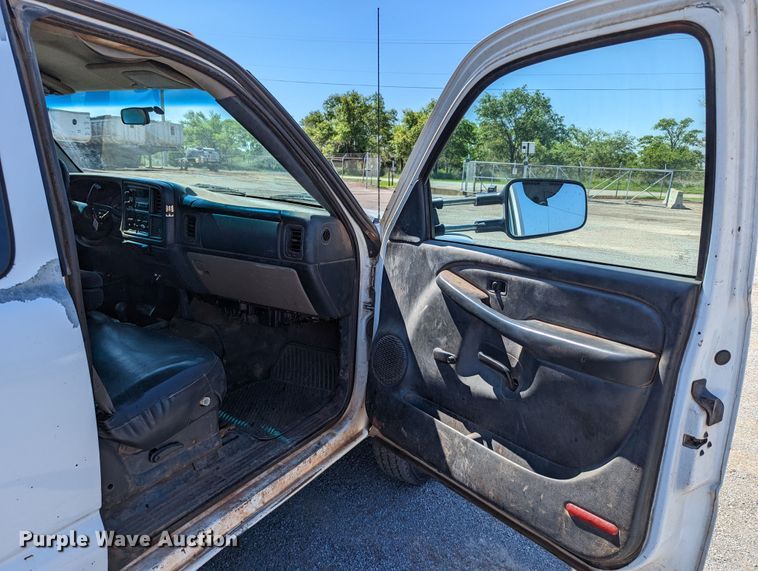 image for item LM9803 2001 GMC Sierra 3500 SL  Ext. Cab flatbed pickup truck