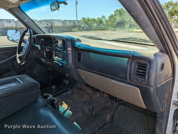 image for item LM9803 2001 GMC Sierra 3500 SL  Ext. Cab flatbed pickup truck