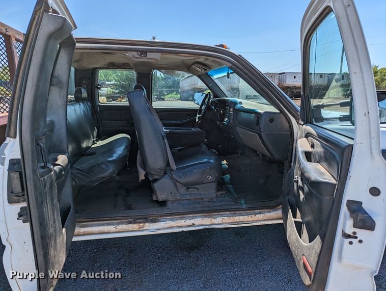 image for item LM9803 2001 GMC Sierra 3500 SL  Ext. Cab flatbed pickup truck