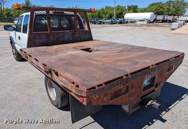 image for item LM9803 2001 GMC Sierra 3500 SL  Ext. Cab flatbed pickup truck