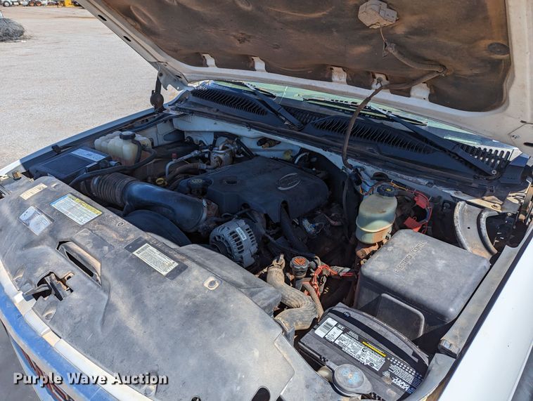 image for item LM9803 2001 GMC Sierra 3500 SL  Ext. Cab flatbed pickup truck