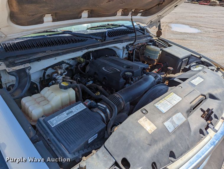 image for item LM9803 2001 GMC Sierra 3500 SL  Ext. Cab flatbed pickup truck