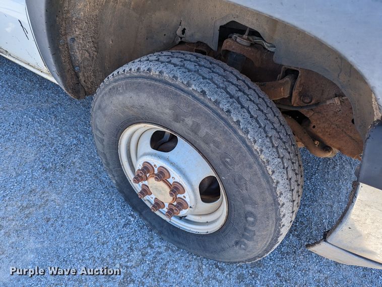 image for item LM9803 2001 GMC Sierra 3500 SL  Ext. Cab flatbed pickup truck