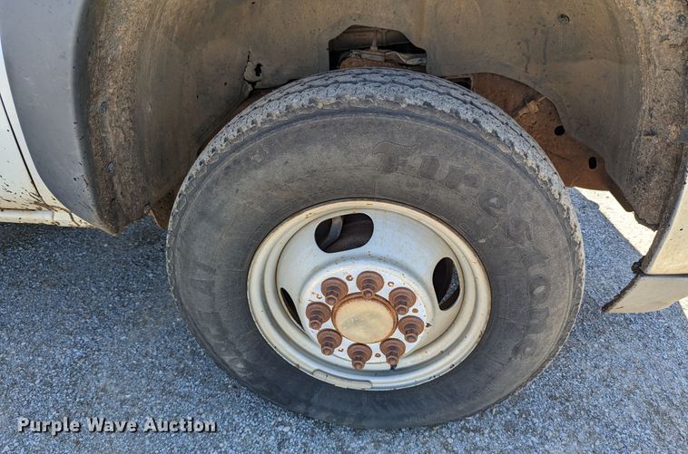 image for item LM9803 2001 GMC Sierra 3500 SL  Ext. Cab flatbed pickup truck