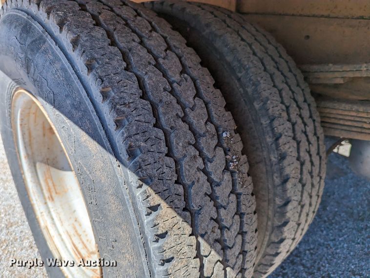 image for item LM9803 2001 GMC Sierra 3500 SL  Ext. Cab flatbed pickup truck