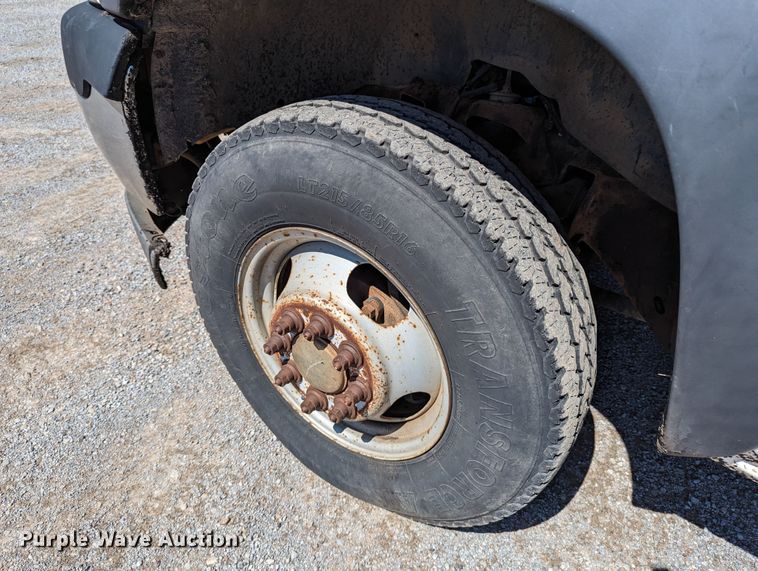 image for item LM9803 2001 GMC Sierra 3500 SL  Ext. Cab flatbed pickup truck