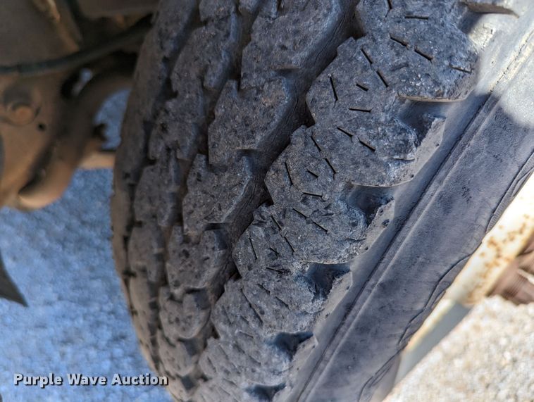 image for item LM9803 2001 GMC Sierra 3500 SL  Ext. Cab flatbed pickup truck