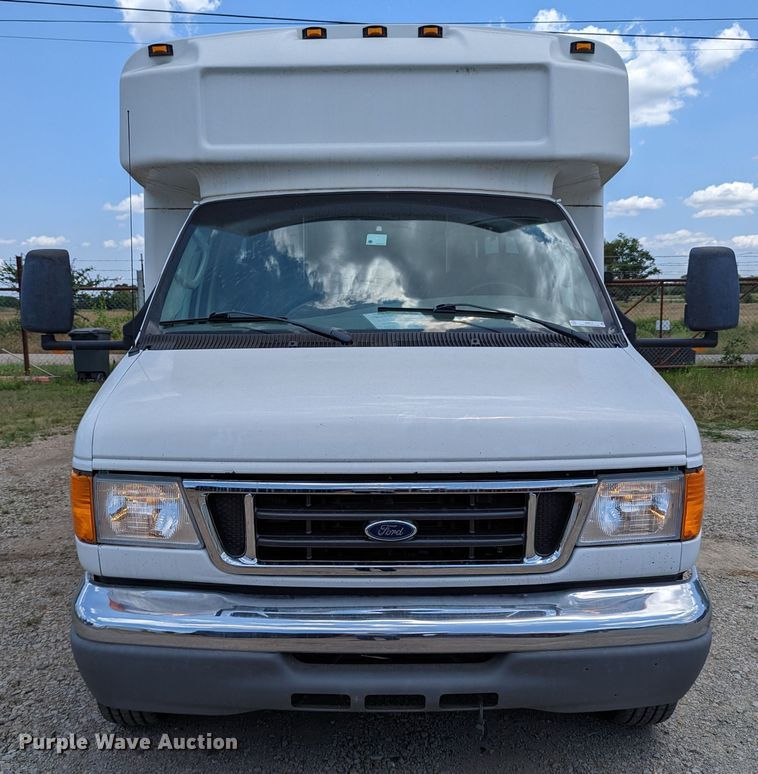 image for item LM9816 2007 Ford E450 Super Duty  shuttle bus