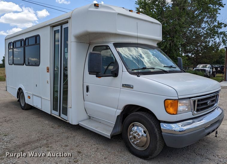 image for item LM9816 2007 Ford E450 Super Duty  shuttle bus