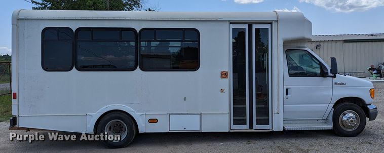 image for item LM9816 2007 Ford E450 Super Duty  shuttle bus