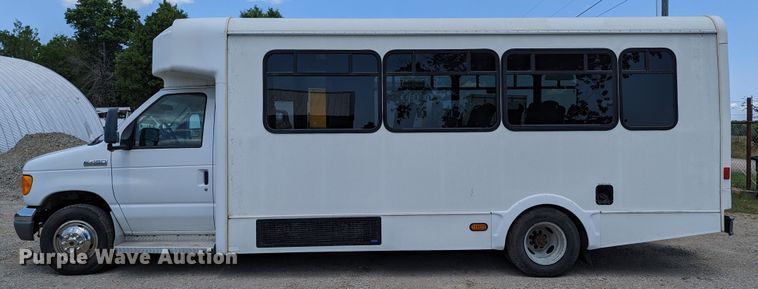 image for item LM9816 2007 Ford E450 Super Duty  shuttle bus