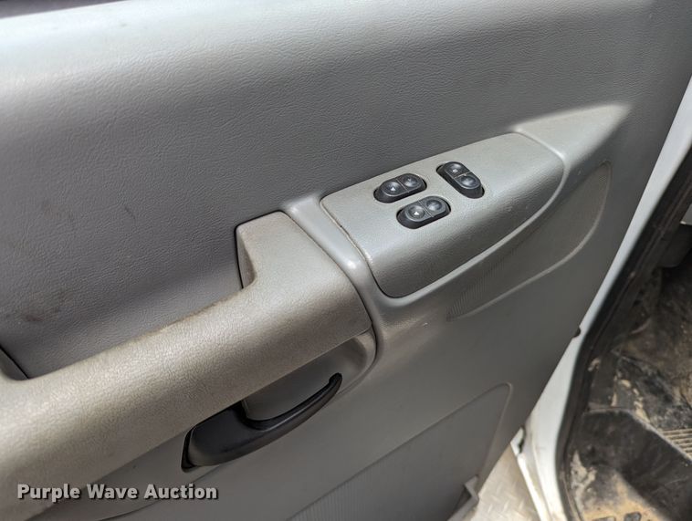 image for item LM9816 2007 Ford E450 Super Duty  shuttle bus