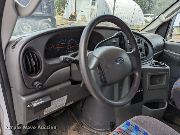 image for item LM9816 2007 Ford E450 Super Duty  shuttle bus