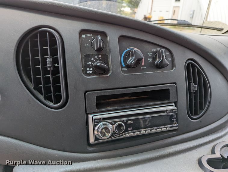 image for item LM9816 2007 Ford E450 Super Duty  shuttle bus