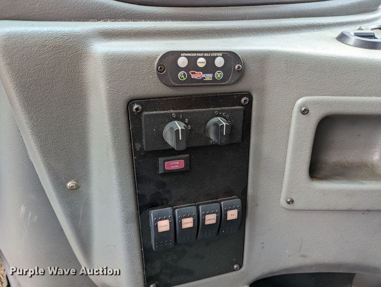 image for item LM9816 2007 Ford E450 Super Duty  shuttle bus