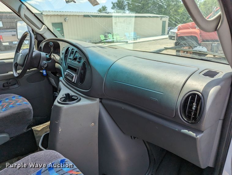 image for item LM9816 2007 Ford E450 Super Duty  shuttle bus