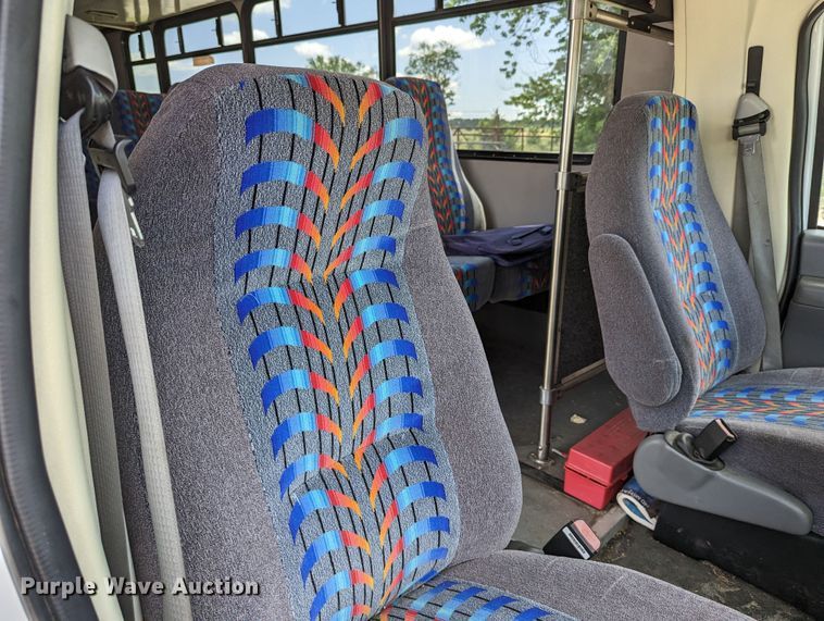 image for item LM9816 2007 Ford E450 Super Duty  shuttle bus