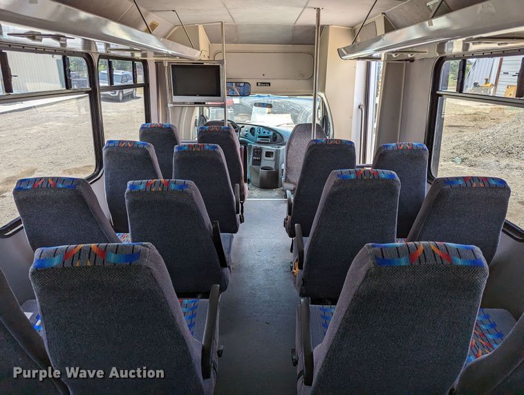 image for item LM9816 2007 Ford E450 Super Duty  shuttle bus
