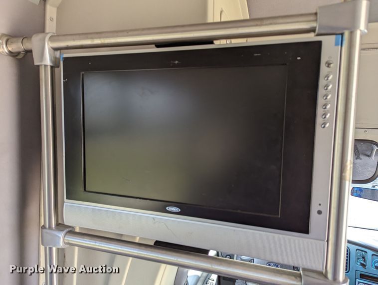 image for item LM9816 2007 Ford E450 Super Duty  shuttle bus