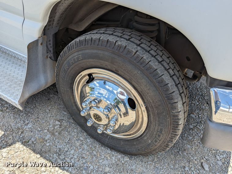 image for item LM9816 2007 Ford E450 Super Duty  shuttle bus