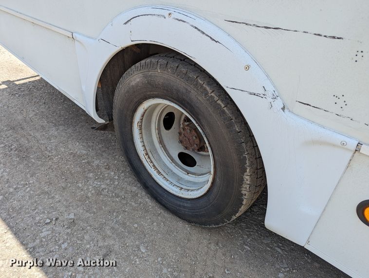 image for item LM9816 2007 Ford E450 Super Duty  shuttle bus