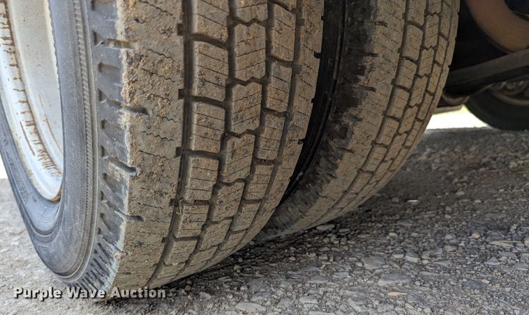 image for item LM9816 2007 Ford E450 Super Duty  shuttle bus