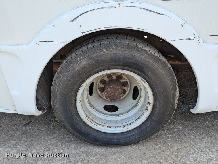 image for item LM9816 2007 Ford E450 Super Duty  shuttle bus