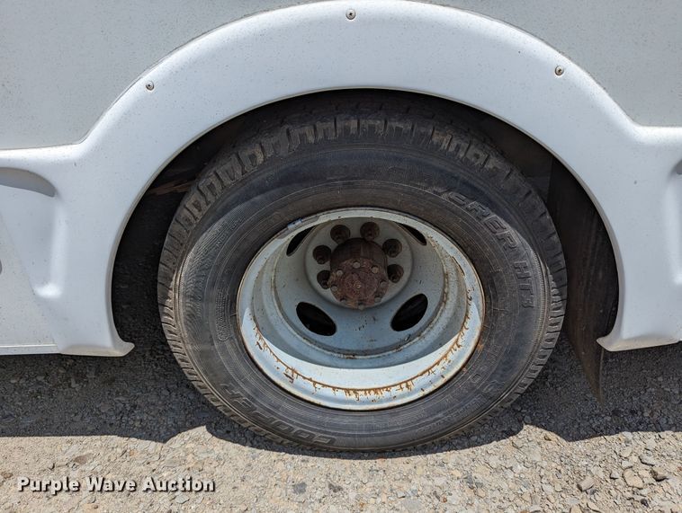 image for item LM9816 2007 Ford E450 Super Duty  shuttle bus