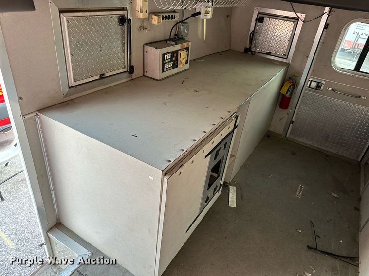 image for item LN9253 1994 Ford E350  box truck