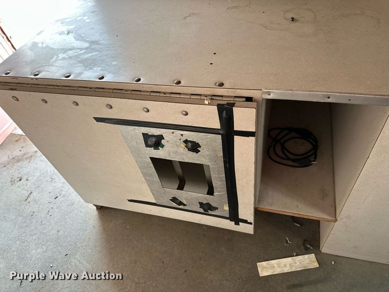 image for item LN9253 1994 Ford E350  box truck