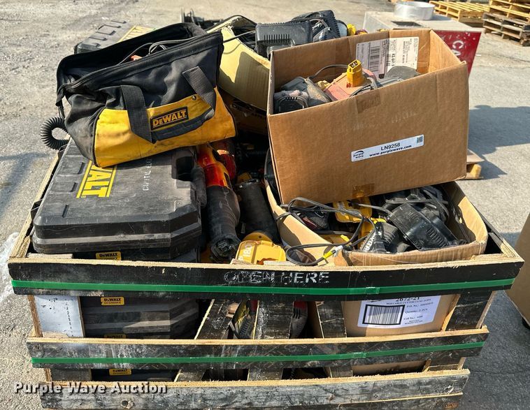 image for item LN9258 DeWalt 18V tools