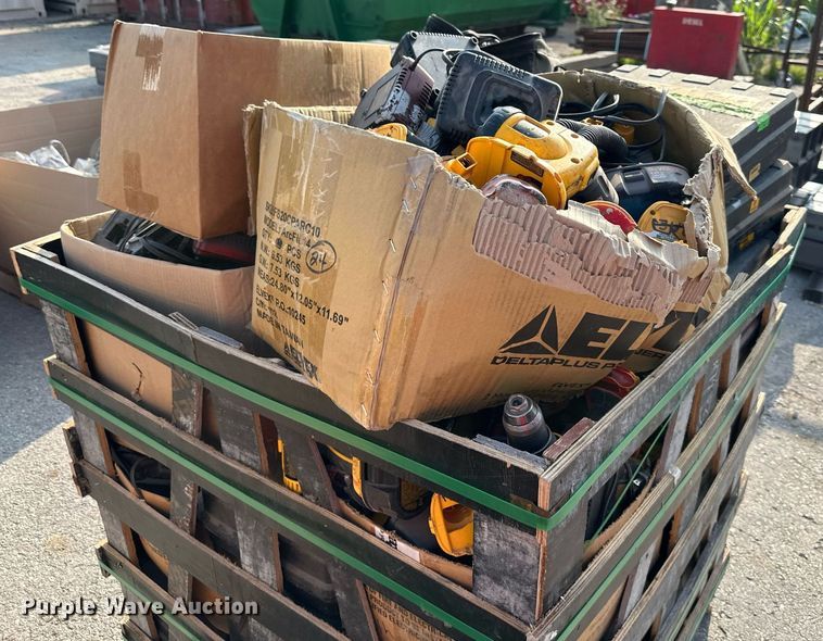 image for item LN9258 DeWalt 18V tools