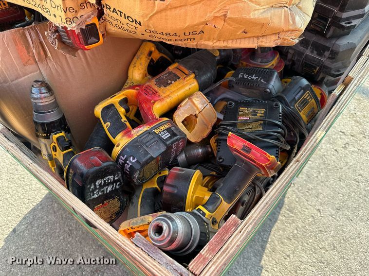 image for item LN9258 DeWalt 18V tools