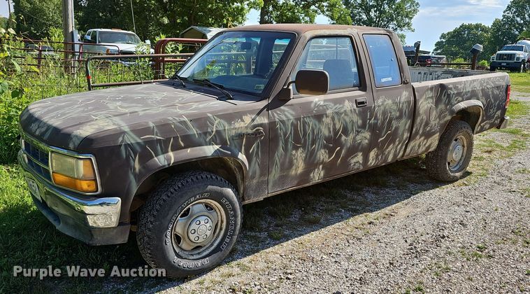 image for item LW9690 1993 Dodge Dakota  Club Cab pickup truck