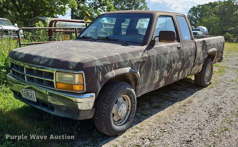 image for item LW9690 1993 Dodge Dakota  Club Cab pickup truck