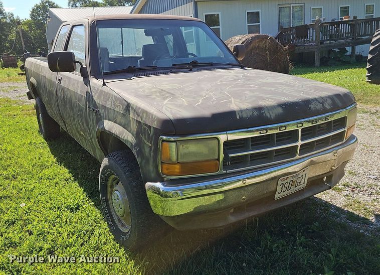 image for item LW9690 1993 Dodge Dakota  Club Cab pickup truck