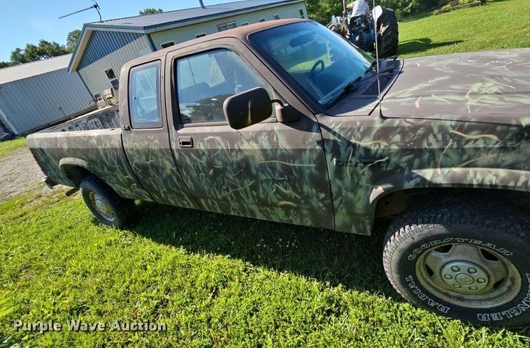 image for item LW9690 1993 Dodge Dakota  Club Cab pickup truck