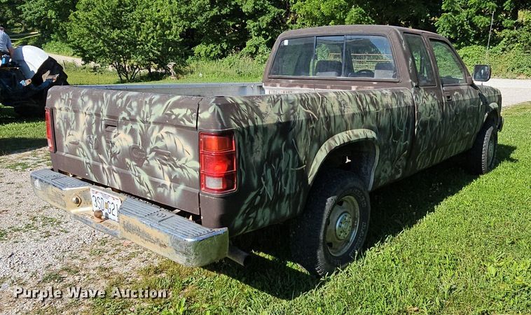 image for item LW9690 1993 Dodge Dakota  Club Cab pickup truck