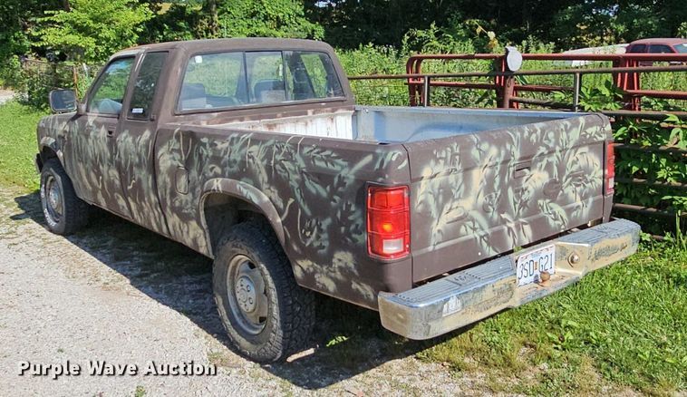 image for item LW9690 1993 Dodge Dakota  Club Cab pickup truck