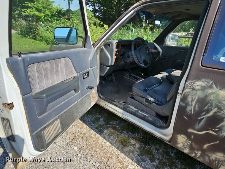 image for item LW9690 1993 Dodge Dakota  Club Cab pickup truck