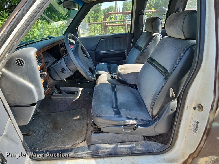 image for item LW9690 1993 Dodge Dakota  Club Cab pickup truck
