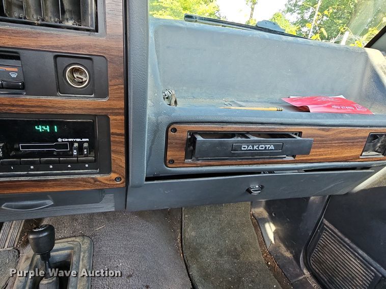 image for item LW9690 1993 Dodge Dakota  Club Cab pickup truck