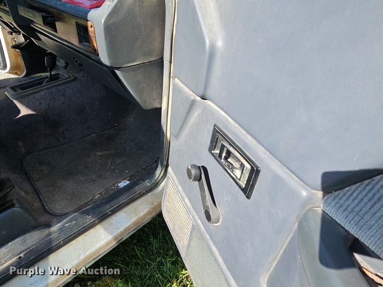 image for item LW9690 1993 Dodge Dakota  Club Cab pickup truck