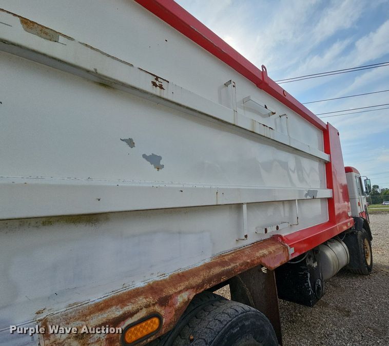 image for item LW9692 1997 Peterbilt 320  refuse truck