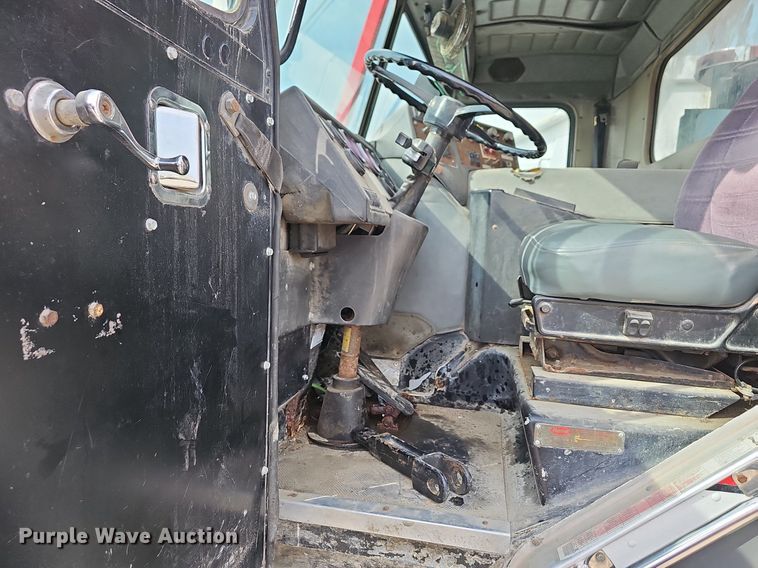 image for item LW9692 1997 Peterbilt 320  refuse truck