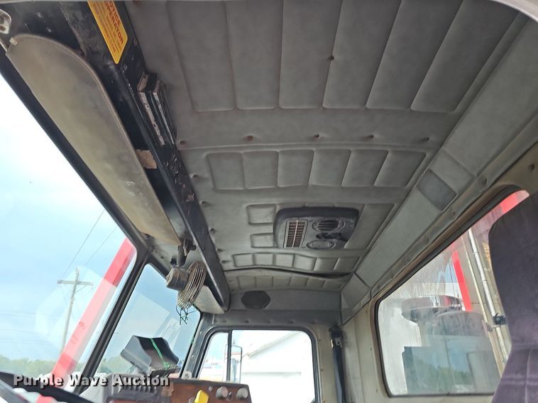 image for item LW9692 1997 Peterbilt 320  refuse truck