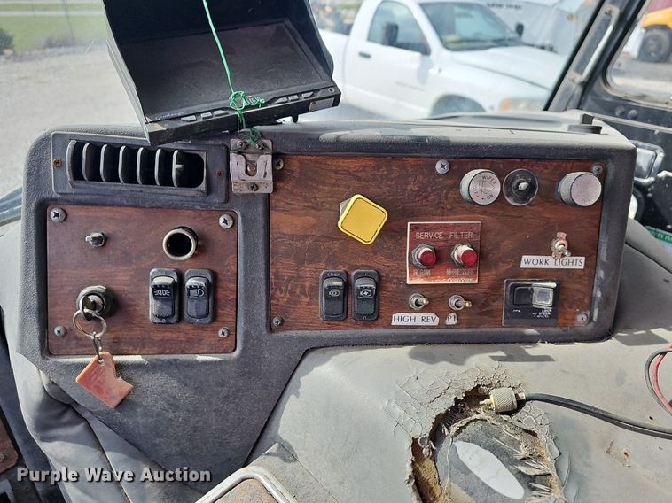 image for item LW9692 1997 Peterbilt 320  refuse truck