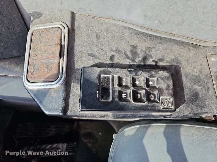 image for item LW9692 1997 Peterbilt 320  refuse truck